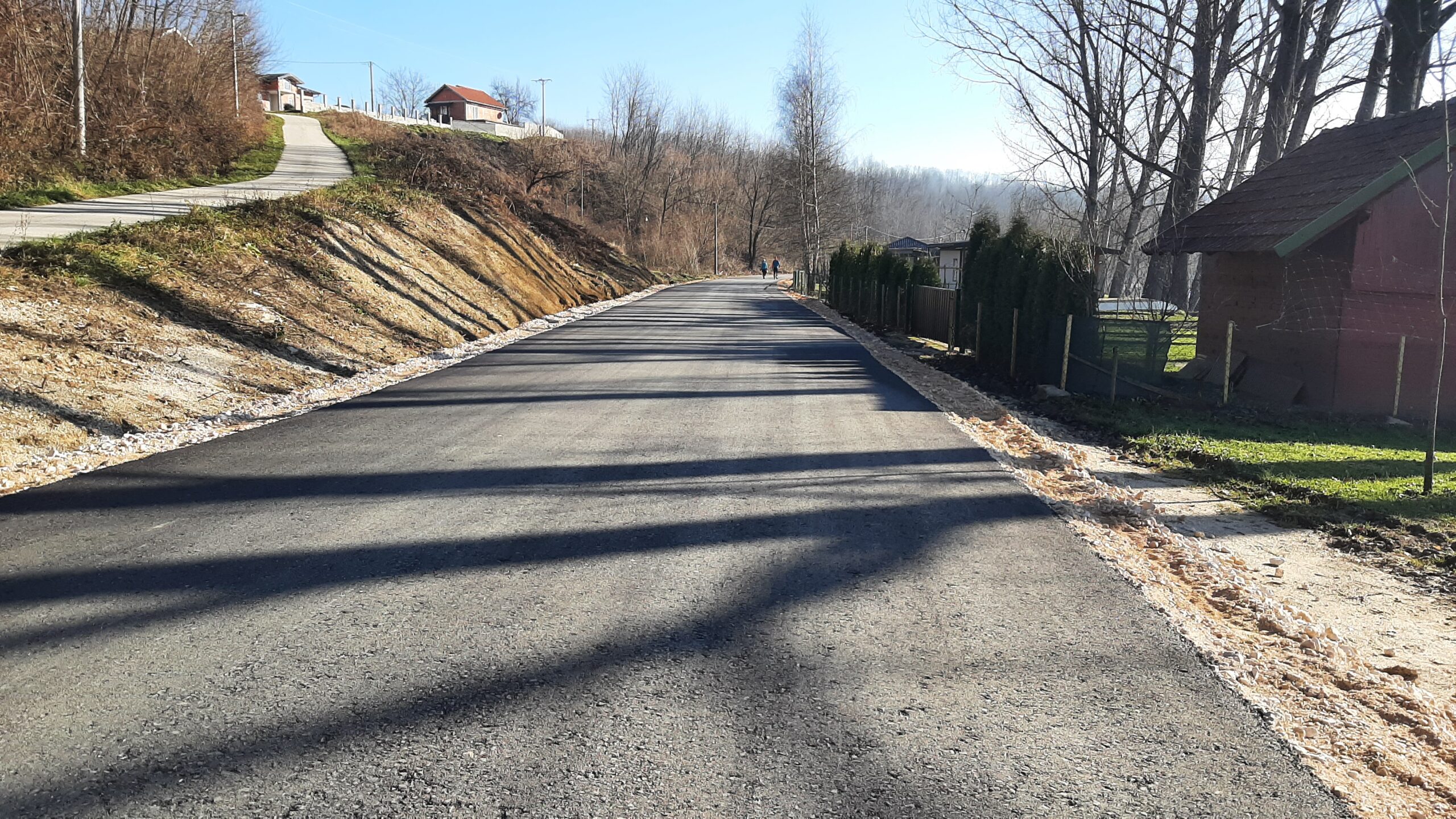 POLOŽEN ASFALT NA DIONICI PREKO KRIVE CESTE