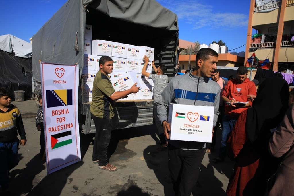 POMOZI.BA – KAMIONI IZ EGIPTA STIGLI U RATNU ZONU, PODIJELJENA POMOĆ PALESTINCIMA