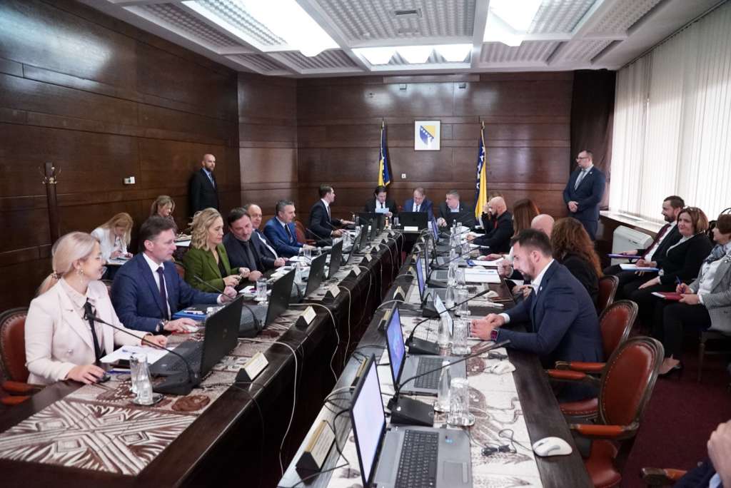 VLADA FBIH – VIŠE OD TRI MILIONA KM ZA PROJEKTE IZGRADNJE BAZENA NA BENTBAŠI, U BIHAĆU I ZENICI