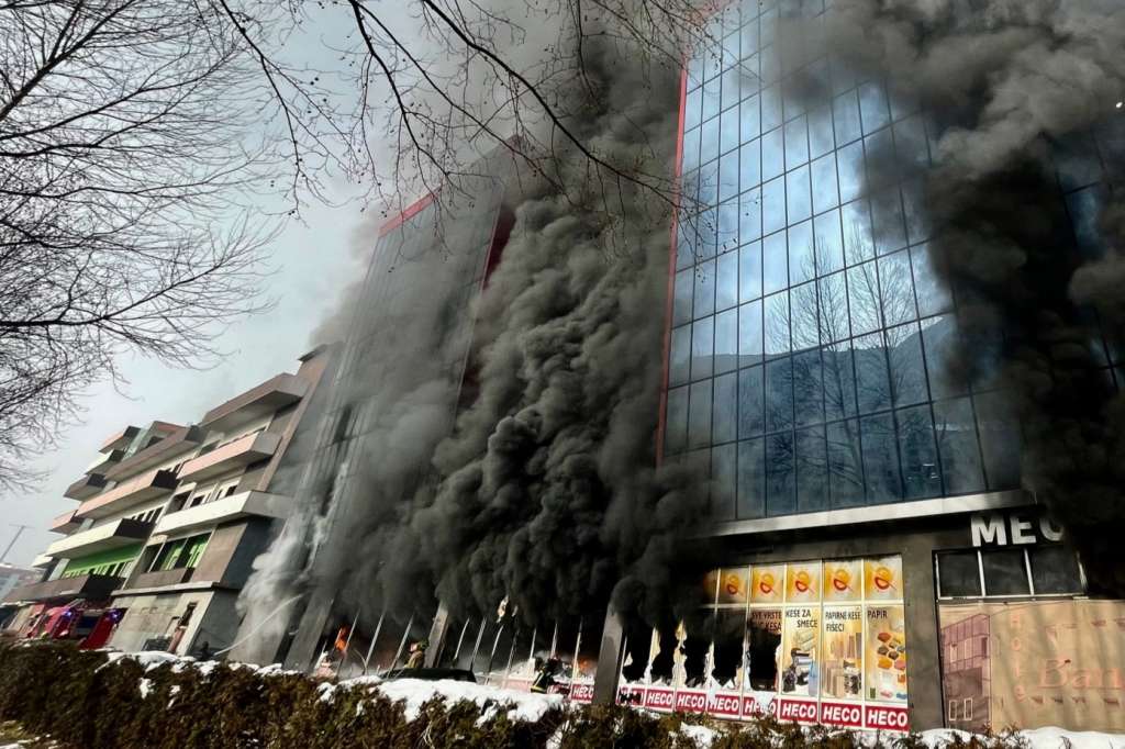 POŽAR NA PIJACI HECO U SARAJEVU, ANGAŽOVANO 20 VATROGASNIH VOZILA