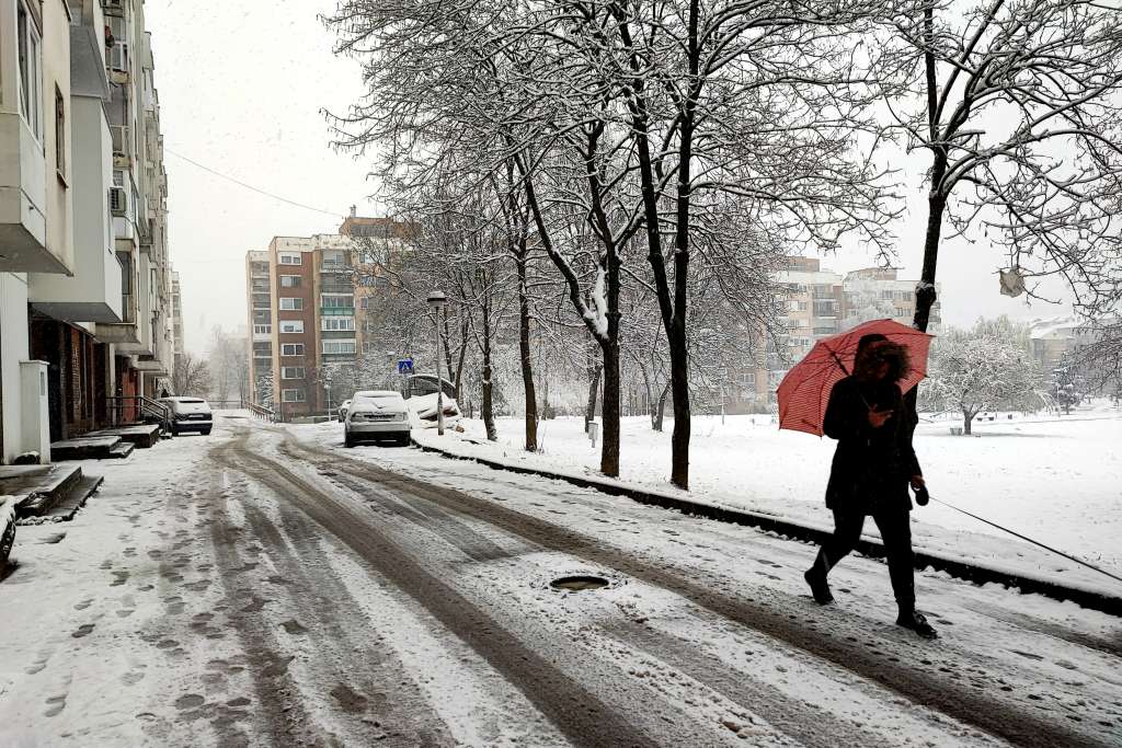 NAREDNIH DANA POSTEPENO ZAHLAĐENJE SA KIŠOM I SNIJEGOM, SUNČANO U NEDJELJU I PONEDJELJAK