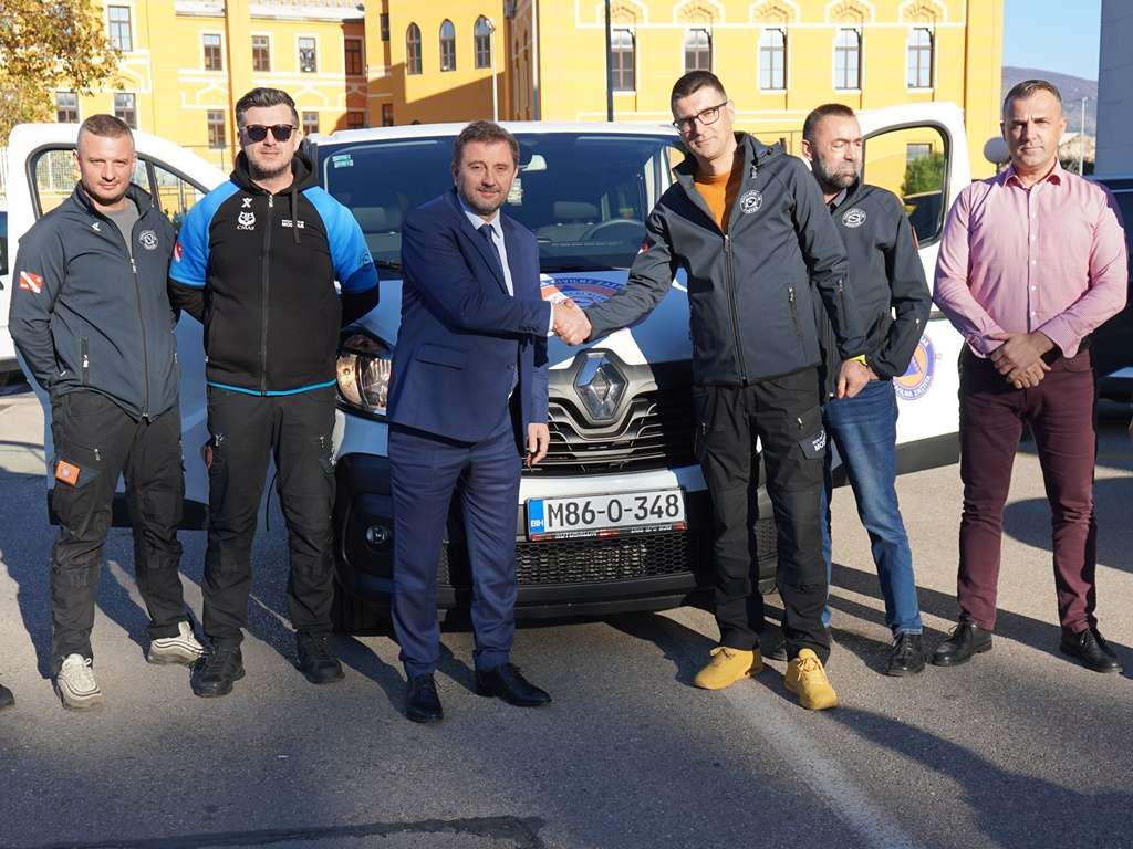 PRIMOPREDAJA KOMBI VOZILA ZA SLUŽBU ZA SPAŠAVANJE NA VODI I POD VODOM