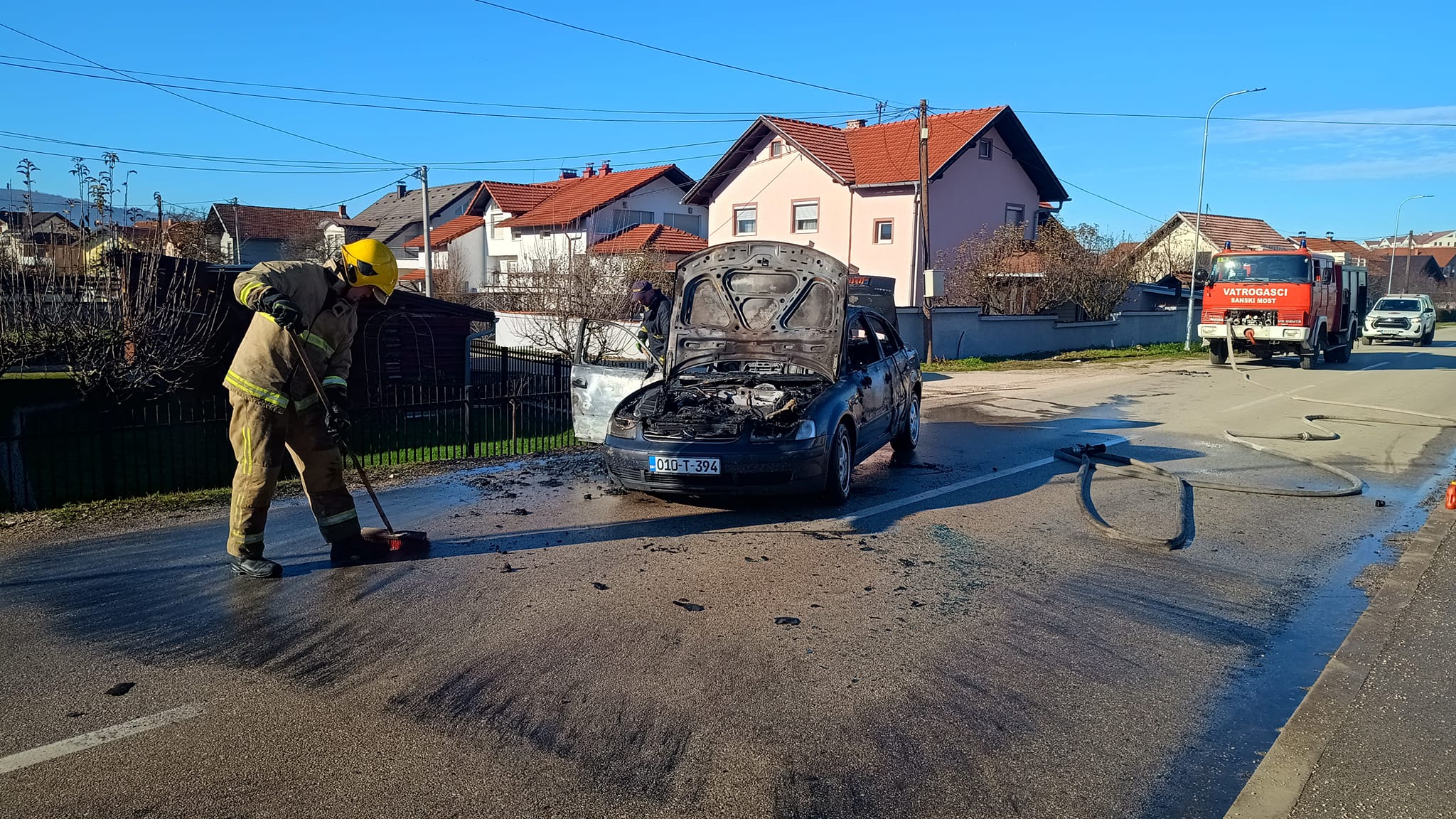 AUTOMOBIL SE ZAPALIO NA PUTU I POTOM IZGORIO