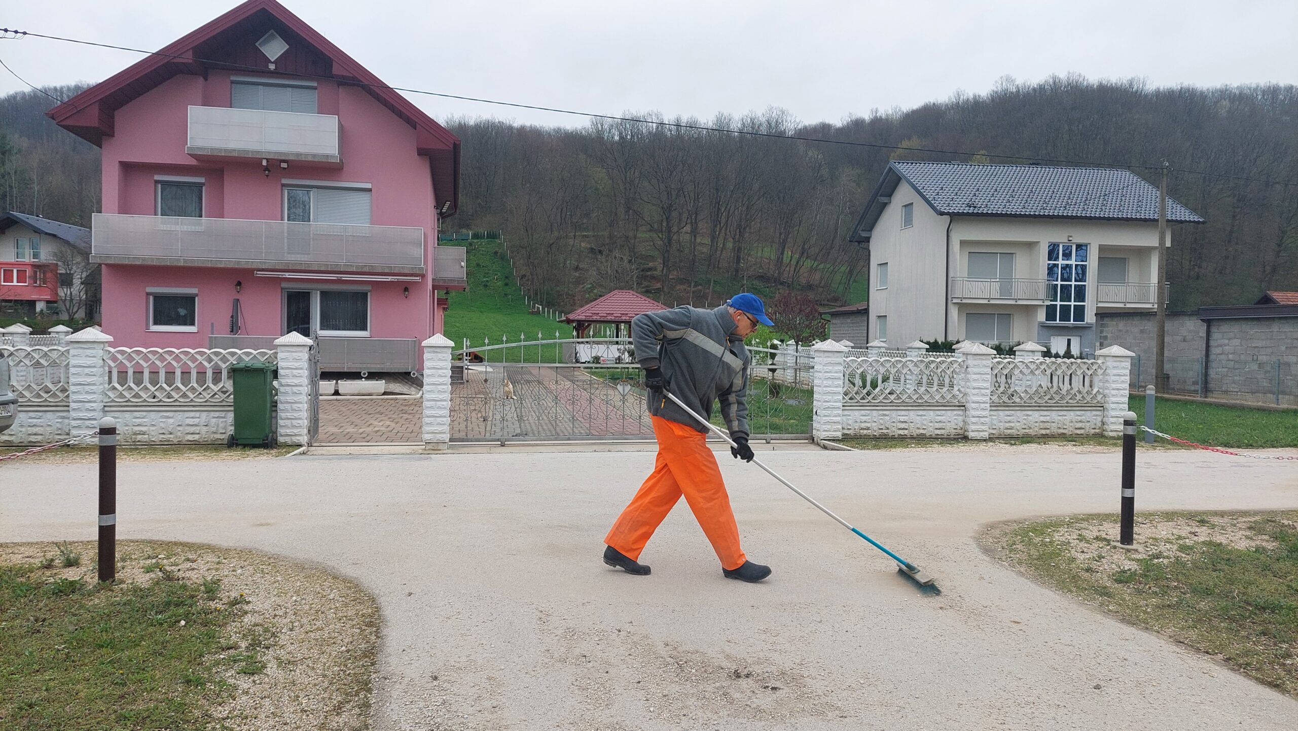 U TRNOVI MJEŠTANI ČISTE DOMAĆINSTVA NAKON POPLAVA
