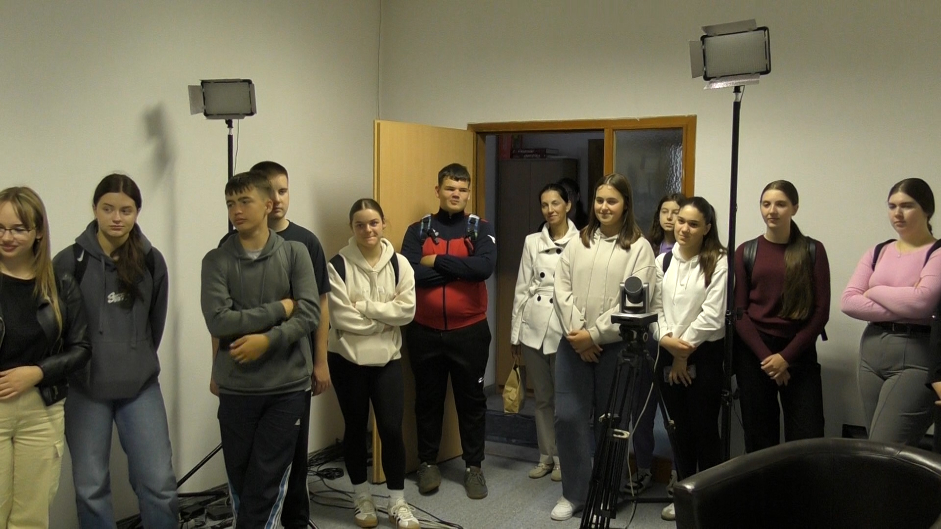 UČENICI PRVE SANSKE ŠKOLE POSJETILI RTV „SANA“ UČENICI PRVE SANSKE ŠKOLE POSJETILI RTV „SANA“