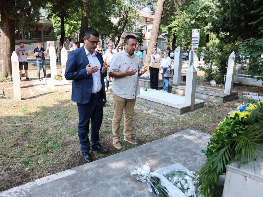 PUTEVIMA POBJEDE ARBIH 1992. 1996.: POLAGANJEM CVIJEĆA U LISKA HAREMU ODANA POČAST POGINULIMA